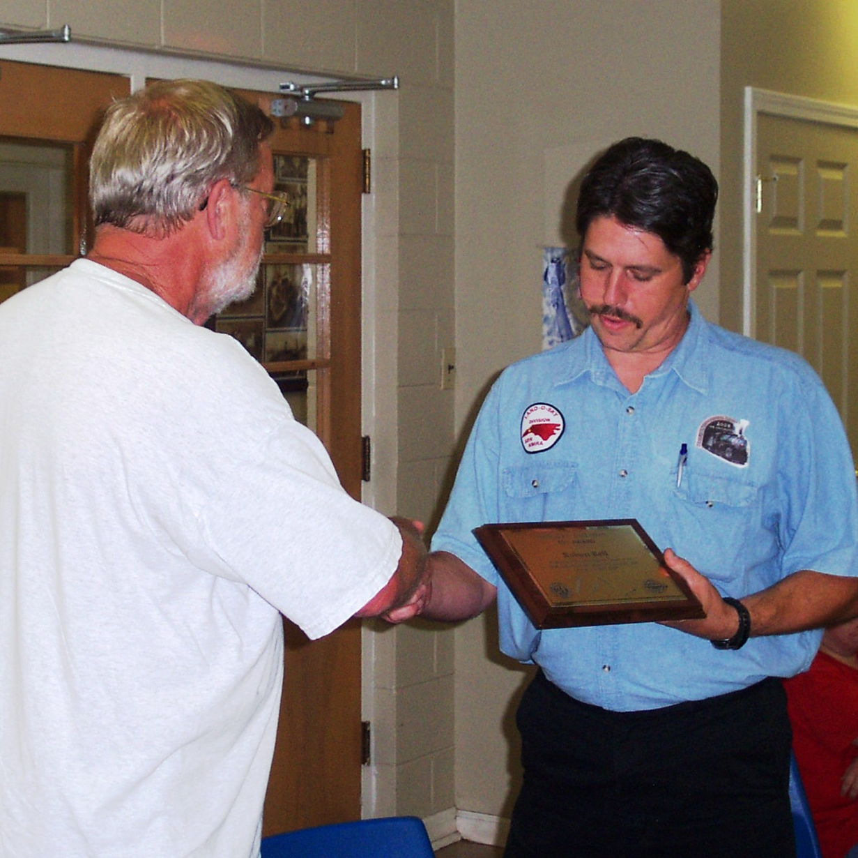 Fred Coleman presented Assistant Superintendent Robert 
      Bell a plaque denoting his receipt of the prestigious Michael L. Callahan Award for his contest 
      entry at the 2007 SER Conference in Cartersville